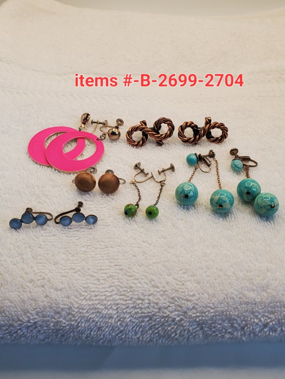 6 Vintage pair of screw on Earrings, items # B-2699-2704,. wt. 61 grams.